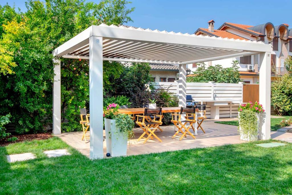 Bioklimatska pergola R600 – vrtljive lamele za popoln nadzor