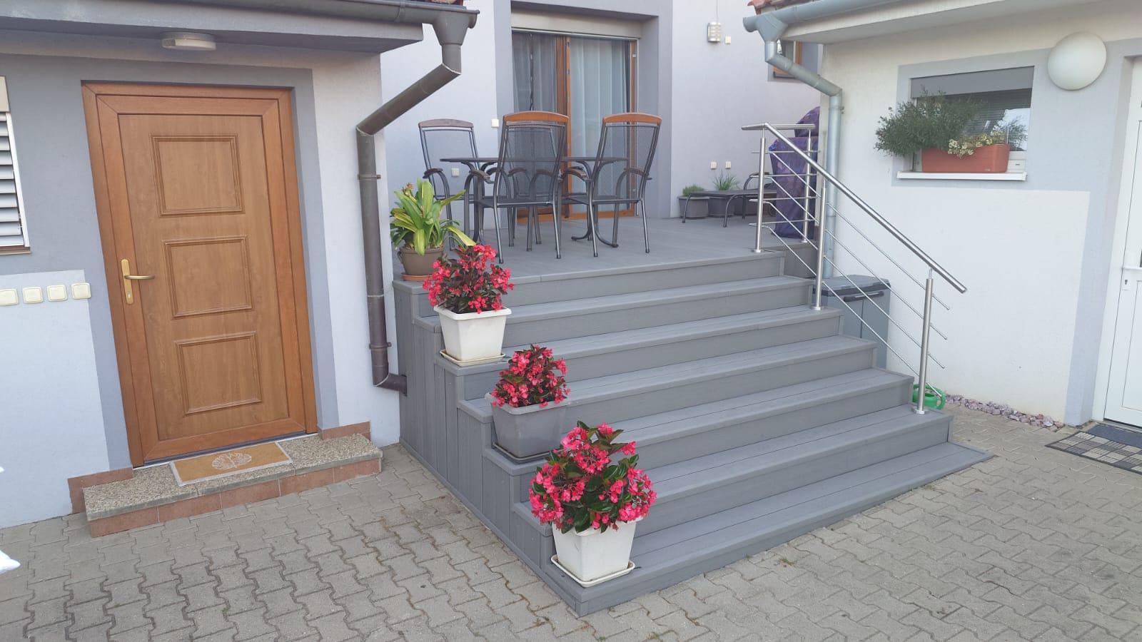 Vizualna primerjava brezhibne elegantne kompozitne podlage in starajoče se lesene površine.