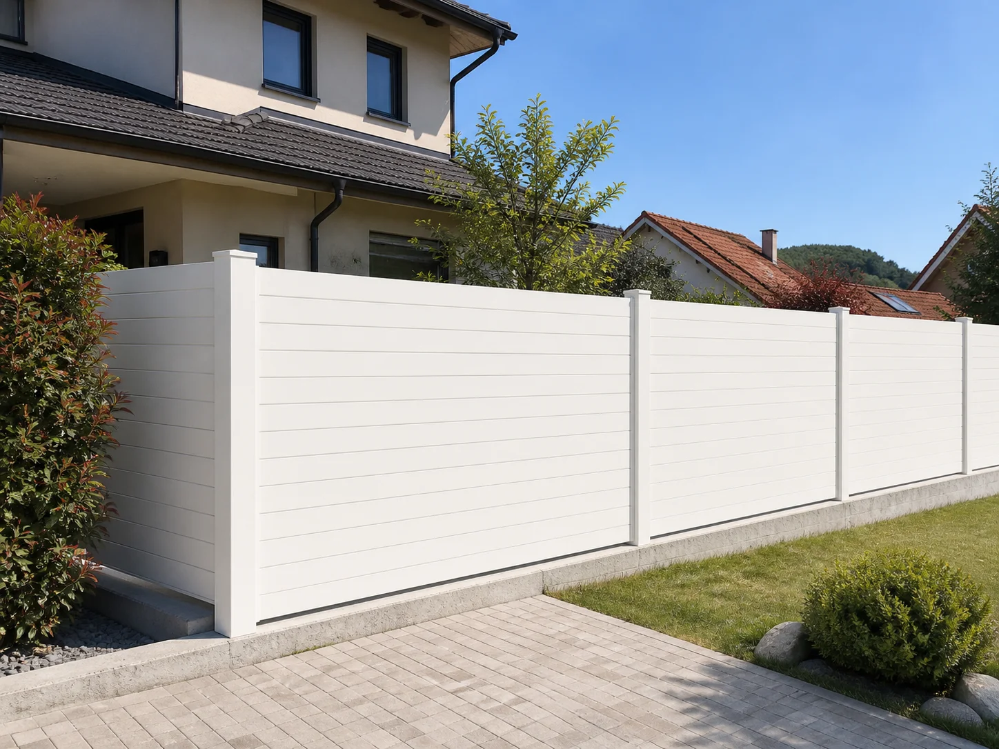 Aluminijasta ograja PRIZMA NOVA 140 v beli barvi na dvorišču