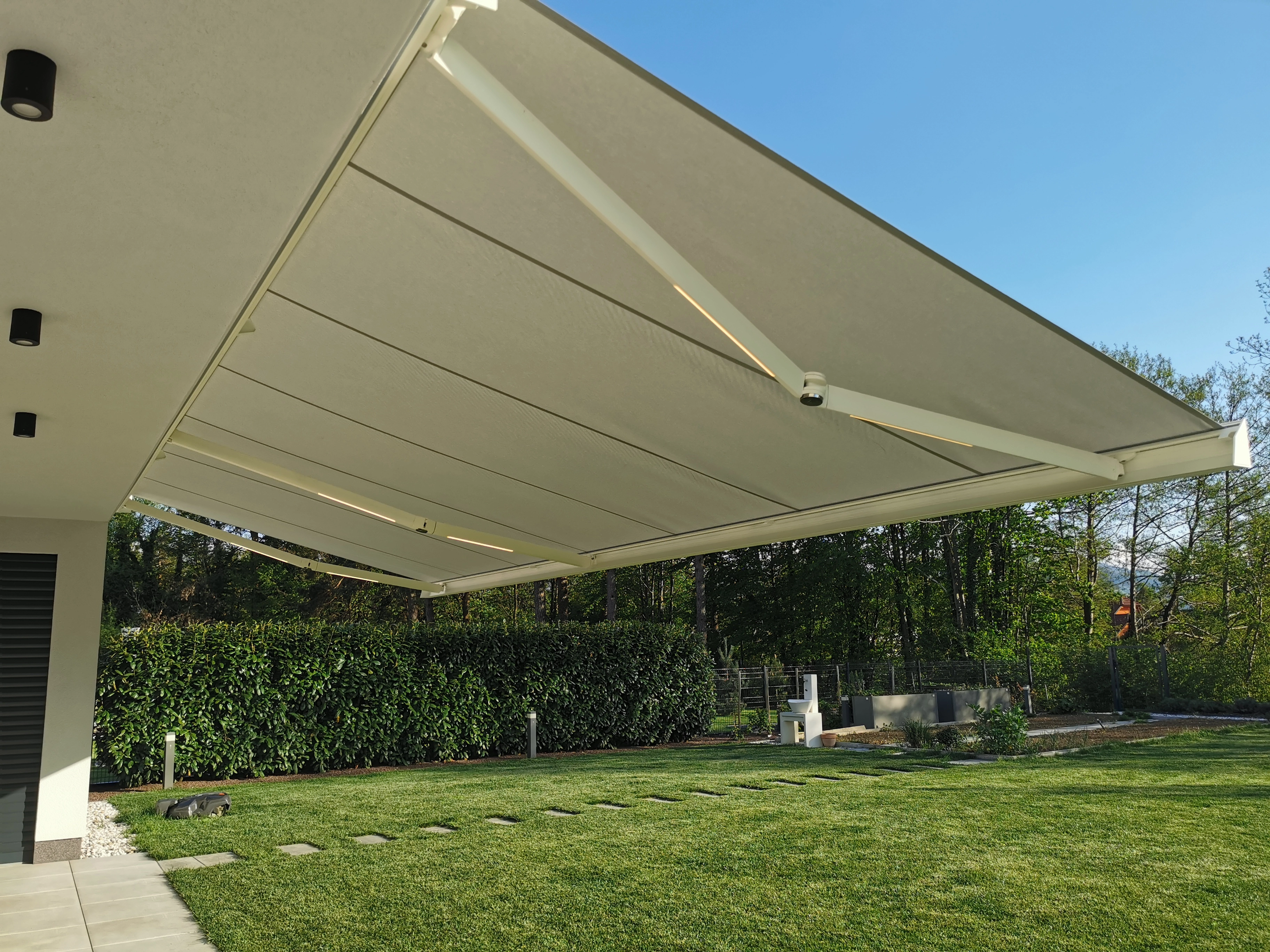 Kasetna tenda R95 Stone – premium z LED osvetlitvijo