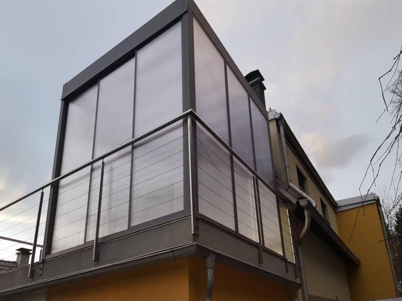 aluminijast nadstrešek terasa moderna hiša
