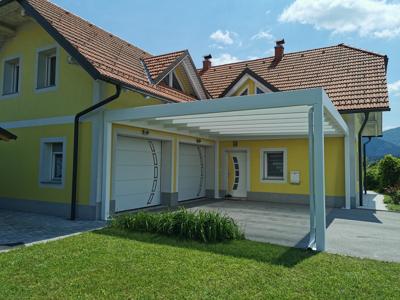 Moderen kovinski nadstrešek za avto z opal polikarbonatno kritino - Ljubljana