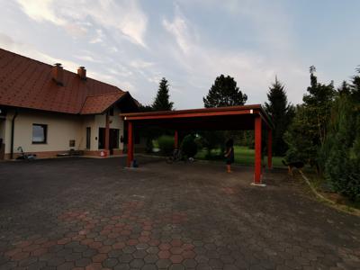 Leseni nadstrešek za avto Slovenija s prozorno polikarbonatno kritino