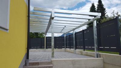 Kovinski nadstrešek za avtomobile s strešnimi paneli