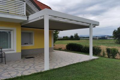 Lesena pergola s strešnimi paneli za teraso Koper