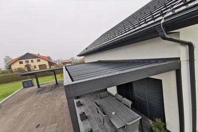 Kovinski nadstrešek za teraso moderna hiša Kranj