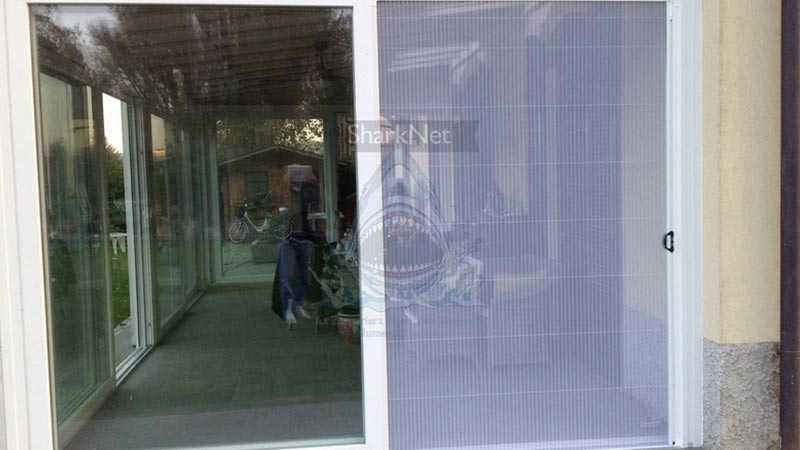 Plise komarnik SharkNet – pogled na mrežo